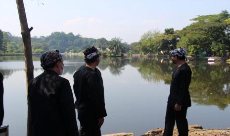 Kepala Dinas SDA Provinsi Jawa Barat Dikky Achmad Sidik bersama Wali Kota Bogor Bima Arya saat groundbreaking Situ Gede, Kecamatan Bogor Barat, Kota Bogor, Kamis (12/8/2021). 