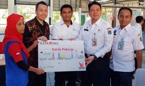 Kepala Dinas Tenaga Kerja dan Transmigrasi Provinsi DKI Jakarta, Andri Yansyah, menyerahkan secara simbolis Kartu Pekerja kepada pekerja Jakarta, beberapa waktu lalu.