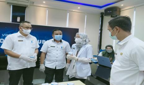 Kepala Dinkes Muba dr Azmi Dariusmansyah, mengatakan ada 30 ASN dan TKK Dinkominfo Muba yang dilakukan tes Rapid Antigen sebagai tracking dan Alhamdulillah semua negatif. 