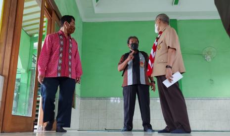 Kepala Disdikbudpora Kabupaten semarang, Sukaton Purtomo (berseragam Pramuka) melihat kondisi kerusakan dampak gempa bumi di kompleks SMPN 3 Ambarawa, Kabupaten Semarang, selasa (26/10) siang. Dampak gempa bumi membuat sekolah ini mengosongkan delapan ruang kelas karena kerusakannya cukup mengkhawatirkan.