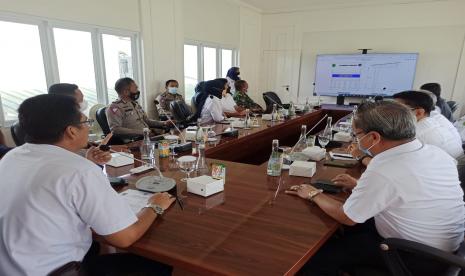 Kepala Dishub Muba, Pathi Riduan SE ATD MM saat memimpin Rapat Terkait Kondisi jalan longsor yang berada di ruas jalan nasional di Bailangu dan Sukarami Kecamatan Sekayu Kabupaten Musi Banyuasin, Kamis (21/10) di Kantor Perwakilan Musi Banyuasin, di Palembang. 