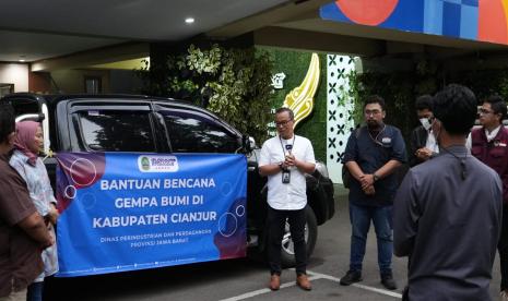 Kepala Disperindag Jabar Iendra Sofyan (baju putih,red) melepas bantuan ke Gempa Cianjur.