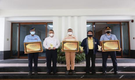 Kepala divisi Bogasari, Franciscus Welirang dan Wakil Kepala Divisi, Erwin Sudharma beserta tim, menerima penghargaan OP Awards 2021, Rabu (26/1/2021) di Jakarta.