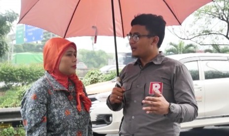 Kepala Divisi Hukum dan Humas PT. MMS, Indah Permanasari (kiri) saat wawancara bersama jurnalis Republika TV, Fian Firatmaja (kanan).