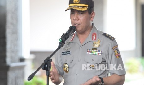 Kepala Divisi Humas Mabes Polri Boy Rafli Amar memberikan keterangan pers kepada wartawan di Bandara Halim Perdanakusuma, Jakarta, Ahad (31/7). (Republika/ Wihdan)