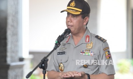 Kepala Divisi Humas Mabes Polri Boy Rafli Amar memberikan keterangan pers kepada wartawan di Bandara Halim Perdanakusuma, Jakarta, Ahad (31/7). (Republika/ Wihdan)