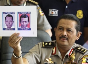 Kepala Divisi Humas Polri Irjen Anton Bachrul Alam saat merilis foto pelaku bom bunuh diri Gereja Bethel Injil Sepenuh (GBIS) Solo di Mabes Polri, Jakarta.