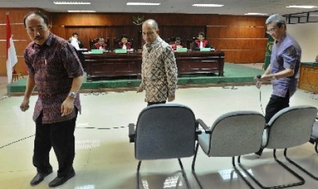 Kepala Divisi Koperasi Penunjang Migas Iwan Ratman Plt Kepala SKK Migas Johanes Widjonarko, mantan Deputi umum SKK Migas Gerhard Marter Rumeser berjalan usai berikesaksian dalam sidang Kasus SKK Migas di Pengadilan Tindak Pidana Korupsi (Tipikor), Jakarta,