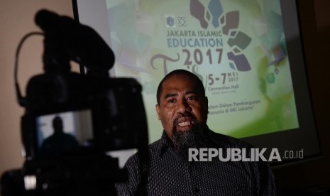 Kepala Divisi Pengkajian dan Pendidikan Jakarta Islamic Centre DKI Jakarta Rakhmad Z. Kiki memaparkan rencana acara Jakarta Islamic Education 2017 kepada redaksi Republika di kantor Republika, Jakarta, Rabu (12/4). 