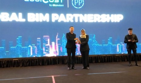  Kepala Divisi Perencanaan Strategis, Riset dan Teknologi PTPP, Ni Made Sasanti menerima penghargaan Global BIM Award Partnership di Jakarta, Rabu (23/1). 