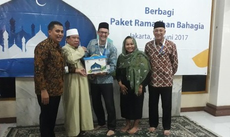 Kepala Divisi Retail BAZNAS Fitriansyah Agus Setiawan (kiri), Presiden Direktur AXA Mandiri Jean-Philippe Vandenschrick (tengah), Direktur In-Branch Channel AXA Mandiri Tisye Diah Retnojati (kedua kanan) dan Direktur Alternative Channel AXA Mandiri Henky Oktavianus memberikan 'Paket Ramadhan Bahagia' secara simbolis kepada perwakilan Pengurus Masjid Raudhatul Falah Kuningan Ahmad Ridho Abdussomad (kedua kiri) di Jakarta, Selasa (20/6). 