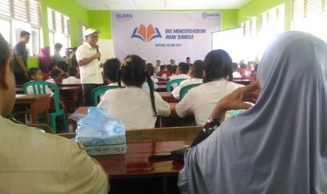 Kepala Divisi Transaction Banking BRI Ahmad Solichin Lutfiyanto sedang mengajar siswa SDN 08 Sebala, Kabupaten Natuna, Kepulauan Riau, Selasa (2/5).