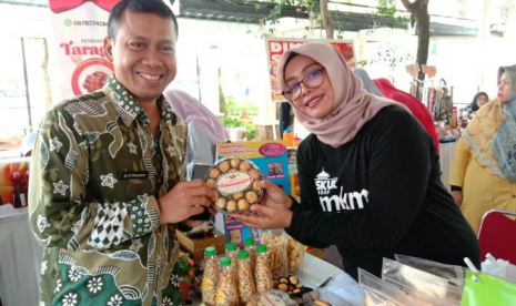 Kepala DKUM Depok, Mohammad Fitriawan bersama salah satu peserta UMKM Jabar Juara di ajang Gelar Produk UMKM Juara, Jumat (5/10)