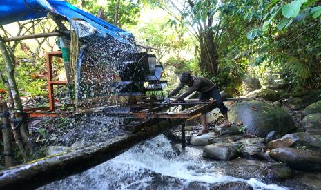 Kepala Dusun, Abdul Muthalib Male memeriksa komponen pembangkit listrik tenaga air berskala Pikohidro di Dusun Tumba, Kabupaten Gorontalo, Gorontalo. PT PLN (Persero) menargetkan seluruh desa di Indonesia dapat menikmati listrik PLN pada 2024. Untuk bisa mencapai target tersebut, perseroan memanfaatkan dana Penyertaan Modal Negara (PMN) dari pemerintah dengan persetujuan Dewan Perwakilan Rakyat (DPR).