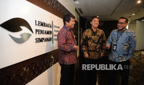 Kepala Eksekutif Lembaga Penjamin Simpanan (LPS) Fauzi Ichsan (tengah) didampingi Direktur Eksekutif Klaim dan Resolusi Bank LPS Ferdinand D Purba dan Direktur Eksekutif Penjaminan dan Manajemen Risiko LPS Didik Madiyono (dari kiri) berbincang sebelum meny