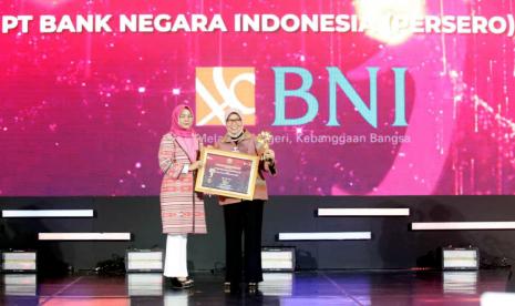 Kepala Eksekutif LPS Lana Soelistianingsih dan Direktur Bisnis Konsumer BNI Corina Leyla Karnalies dalam penyerahan penghargaan BNI sebagai Bank Terinovatif Dalam Implementasi KEJAR di Smesco, Jakarta, Selasa (23/8/2022). 