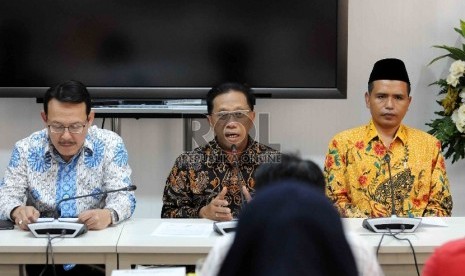 Kepala Eksekutif Pengawas Industri Keuangan Non Bank (IKNB) OJK Firdaus Djaelani (tengah) bersama Direktur Utama BPJS Kesehatan Fahmi Idris (kiri) dan Wakil Ketua Dewan Pengurus Harian Dewan Syariah Nasional MUI Jaih Mubarok (kanan) memberi keterangan pers