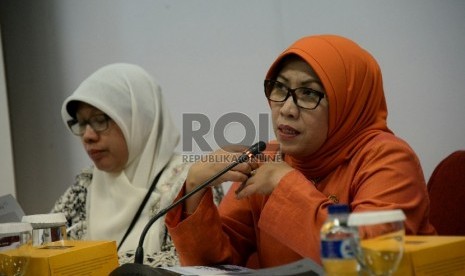 Kepala Eksekutif Pengawas Pasar Modal OJK Nurhaida (kanan) didampingi Direktur pasar modal syariah Fadilah Kartikasasi saat press conference pemerbitan daftar efek syariah (DES) periode I Tahun 2015 di Jakarta, Senin (25/5).