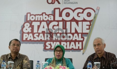 Kepala Eksekutif Pengawas Pasar Modal Otoritas Jasa Keuangan (OJK) Nurhaida (tengah) didampingi Komisioner Pengawas Pasar Modal OJK Sarjito (kiri) dan Noor Rahman (kanan) memaparkan pencanangan program Tahun Pasar Modal Syariah di Jakarta, beberapa waktu lalu. (