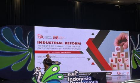 Kepala Eksekutif Pengawas Perasuransian Penjaminan dan Dana Pensiun Otoritas Jasa Keuangan (OJK) Ogi Prastomiyono saat memberikan sambutan dalam acara Indonesia Rendezvous ke-27 yang diadakan Asosiasi Asuransi Umum Indonesia (AAUI) di Nusa Dua, Bali, Kamis (12/10/2023). 