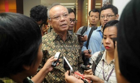 Kepala Eksekutif Pengawas Perbankan Otoritas Jasa Keuangan (OJK), Nelson Tampubolon memberikan keterangan kepada wartawan usai menggelar konferensi pers konglomerasi keuangan di Kantor Bank Indonesia (BI), Jakarta, Jumat (26/6).