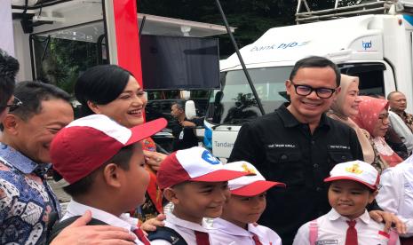 Kepala Eksekutif Pengawas Perilaku Pelaku Usaha Jasa Keuangan, Edukasi, dan Pelindungan Konsumen OJK Friderica Widyasari Dewi dan Wali Kota Bogor Bima Arya dalam acara Hari Anak Nasional di Plaza Balaikota Kota Bogor, Selasa (25/7/2023). 