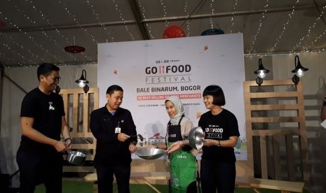 Kepala Ekspansi Komersial Gojek Catherine Hindra Sutjahyo (kanan) dan Kepala Dinas Koperasi dan UMKM Kota Bogor Anas S Rasmana (ke dua dari kiri) meluncurkan Go Food Festival di bekas Bale Binarum, Bogor pada Rabu (14/2).