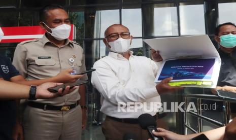 Kepala Inspektorat DKI Jakarta Syaefuloh Hidayat (kiri) didampingi mantan Pimpinan KPK Bambang Widjojanto (kanan), menunjukkan dokumen kepada wartawan usai bertemu pimpinan KPK di Gedung KPK Merah Putih, Jakarta, Selasa (9/11/2021). Pemprov DKI Jakarta dan PT Jakpro mendukung upaya Monitoring Corruption Prevention (MCP) pimpinan KPK berupa penyerahan dokumen mulai dari proses persetujuan hingga persiapan yang diperlukan untuk mendapatkan informasi secara detail dan utuh mengenai penyelenggaraan perhelatan even Formula E.