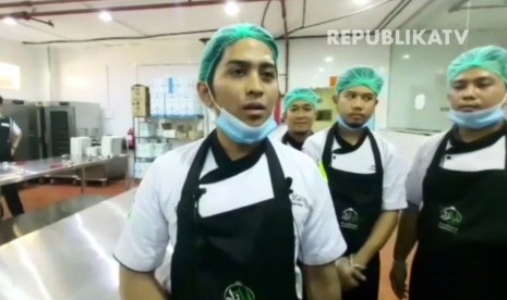 Kepala juru masak asal Indonesia, Muhammad David Ramadhon (Kiri)