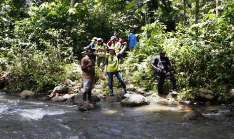 Kepala Kampung Malaumkarta, Kabupaten Sorong, Jefry Mobalen, di hutan Malaumkarta