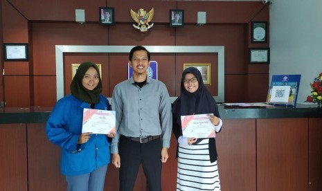 Kepala Kampus UBSI Kampus Kota Pontianak, Eri Bayu Pratama bersama dengan dua mahasiswa UBSI kampus Pontianak yang menjuarai lomba bertemakan pramuka di kampus IAIN Pontianak.