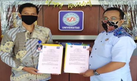 Kepala Kampus Universitas BSI kampus Pontianak Eri Bayu Pratama (kiri) dan  Ketua DPD Apvokasi Kota Pontianak Nugraha Henray Ekasaputra usai mendatangani MoU.