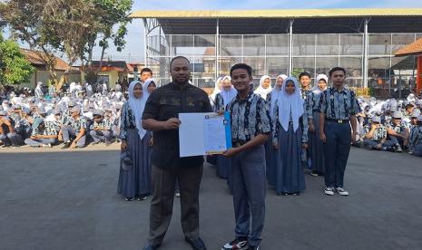 Kepala Kampus Universitas BSI kampus Sukabumi, Jamal Maulana Hudin menyerahkan LoA (Letter of Acceptance) kepada sekolah pemenang. LoA tersebut merupakan LoA beasiswa untuk Juara Utama II LKBB BSI Flash 2023 dari siswa-siswi SMAN 1 Cisaat Kabupaten Sukabumi. Penyerahan LoA Beasiswa ini dilakukan setelah kegiatan upacara bendera di lapangan SMAN 1 Cisaat pada Senin (2/10).