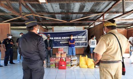 Kepala Kantor Bea Cukai Amamapare I Made Aryana memberikan paket sembako dan masker kepada warga yang tinggal di pura.