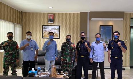 Kepala Kantor Bea Cukai Banjarmasin, Kurnia Saktiyono bertemu dengan Komandan Koramil Banjarmasin Barat, Mayor CZI Tandra Wideru, pada Rabu (26/08) lalu dalam rangka silaturahmi dan menyatukan tekad kedua instansi dalam melawan peredaran rokok ilegal. 