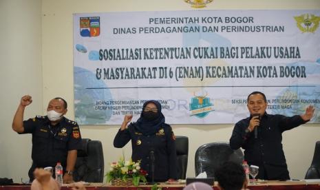 Kepala Kantor Bea Cukai Bogor, Asep Ajun Hudaya menyebutkan, dalam memberikan pelayanan informasi serta penyuluhan dan publikasi peraturan perundang-undangan di bidang cukai,  Bea Cukai Bogor melaksanakan sosialisasi identifikasi pita cukai dan rokok ilegal hingga optimalisasi pemanfaatan dana bagi hasil cukai hasil tembakau (DBHCHT), yang dihadiri oleh berbagai kalangan mulai dari pelaku usaha kios/warung/agen, tokoh masyarakat, PKK, tokoh pemuda/karang taruna, hingga unsur kecamatan dan perangkat daerah.