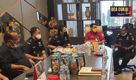 Kepala Kantor Bea Cukai Jayapura, Albert Simorangkir menyatakan pihaknya berkomitmen untuk mendukung kemajuan Papua. Salah satu cara yang ia tempuh adalah dengan menjalin tali silaturahim dan meningkatkan sinergi dengan Pemerintah Daerah Provinsi Papua, seperti yang terlaksana pada Jumat (5/6) lalu melalui rapat koordinasi dengan Jajaran Sekretaris Daerah Provinsi Papua.