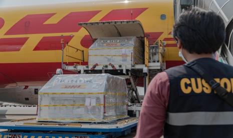 Kepala Kantor Bea Cukai Soekarno-Hatta, Finari Manan, bersama jajaran melakukan peninjauan langsung proses pengawasan dan pembongkaran vaksin Pfizer yang dikemas dalam enam pallet dan diangkut menggunakan maskapai penerbangan Air Hongkong AH33X yang tiba di Bandara Soekarno-Hatta pada pukul 12.40 WIB yang selanjutnya dibawa ke gudang rush handling PT JAS.