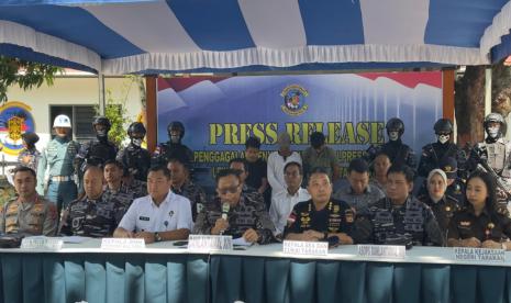 Kepala Kantor Bea Cukai Tarakan, Johan Pandores hadiri konferensi pers pengungkapan penindakan pakaian bekas/ballpress di halaman Markas Komando Satuan Patroli Laut Lantamal XIII Tarakan, pada Rabu (23/10/2024).