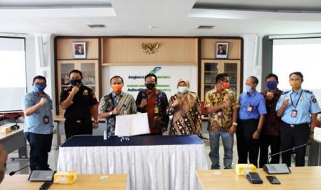 Kepala Kantor Bea Cukai Yogyakarta, Hengky Aritonang, bersama perwakilan empat instansi lainnya, yaitu Imigrasi, Karantina, Angkasa Pura, dan Ground Handling Bandara Adisutjipto tanda tangani Letter of Operational Coordination Agreement (LOCA) pelayanan angkutan udara Bandara Adisutjipto, Jumat (10/7) lalu, di Gedung Angkasa Pura I Jalan Solo Yogyakarta.