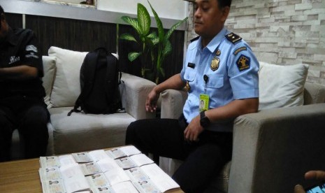 Head of Mataram, West Nusa Tenggara Class I Immigration Office Romi Yudianto showed 12 passport belongs to 12 foreign workers originated from China.