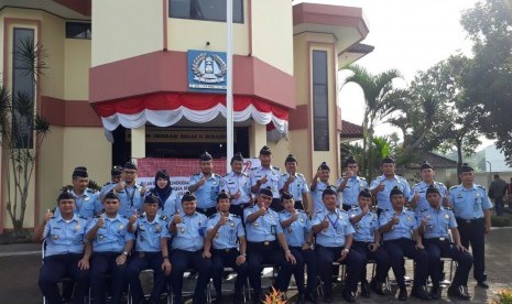 Kepala Kantor Imigrasi Kelas II Sukabumi berfoto berserta jajarannya.