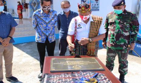 Kepala Kantor Kesyahbandaran dan Otoritas Pelabuhan Kelas III Kupang, Aprianus Hangki mewakili Direktur Jenderal Perhubungan Laut meresmikan gedung pelayanan publik KSOP Kelas III Kupang, Rabu (12/8)