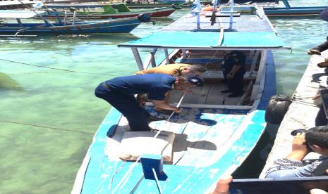  Kantor Kesyahbandaran dan Otoritas Pelabuhan (KSOP) Kelas I Panjang, gelar Pembukaan Gerai Gratis Pengukuran Kapal Tradisional di bawah GT 7, Penerbitan Pas Kecil dan Pelayanan Buku Pelaut bagi awak kapal tradisional di Kabupaten Pesawaran, Lampung, Selasa (10/3).