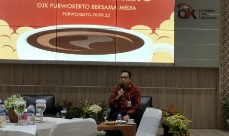 Kepala Kantor OJK Purwokerto, Riwin Mirhadi dalam konferensi pers di Kantor OJK Purwokerto, Selasa (20/9/22). 