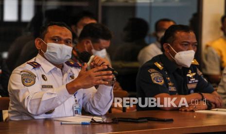 Kepala Kantor Otoritas Pelabuhan Tanjung Priok Wisnu Handoko (kiri) bersama Kepala Kesyahbandaran Utama Tanjung Priok Andi Hartono (kanan) memberikan keterangan kepada wartawan di Museum Maritim Indonesia, Jakarta Utara, Selasa (15/6/2021). Keterangan pers tersebut terkait dengan pungli yang terjadi di Pelabuhan Tanjung Priok.