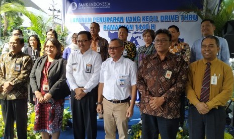 Kepala Kantor Perwakilan BI DIY, Hilman Tisnawan bersama Wakil Wali Kota  Yogyakarta, Heroe Poerwadi dan perwakilan dari berbagai perbankan saat  peluncuran Kas Keliling BI Periode Ramadhan di Jalan Ipda Tut Harsono,  Yogyakarta, Kamis (16/5). BI DIY membuka layanan penukaran uang kecil di 96  titik yang tersebut di seluruh wilayah di DIY.