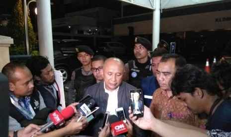 Kepala Kantor Staf Kepresidenan, Teten Masduki mendatangi Rumah Sakit Premier Jatinegara untuk menjenguk korban ledakan bom di Kampung Melayu, Jakarta Timur, Kamis (25/5) dini hari.