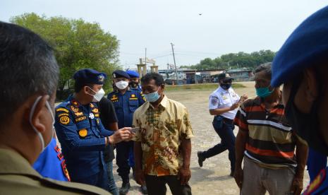 Kepala Kantor UPP Kelas III Indramayu Kant Dicky SH MM membagikan E-Pas Kecil kepada nelayan pesisir Pantura Kabupaten Indramayu.