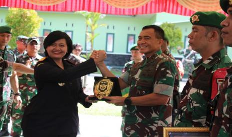 Kepala Kantor Wilayah Bea Cukai Kalimantan Bagian Timur, Kusuma Santi Wahyuningsih dan jajarannya, bersama Panglima Daerah Militer VI/Mulawarman, Mayor Jenderal TNI Tri Budi Utomo, melakukan kunjungan kerja yang dirangkaikan dengan pemberian penghargaan pada personel TNI berprestasi.